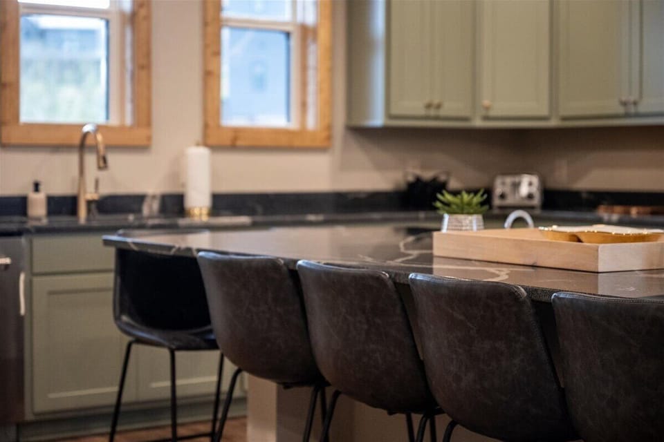 Skyline Chalet's kitchen and dining area