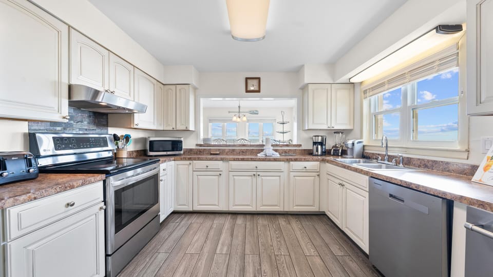 House, Multiple Beds (Obsession) | Private kitchen | Oven, toaster