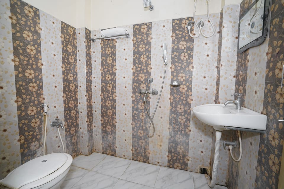 Exclusive Double Room | Bathroom | Shower, free toiletries, towels, soap