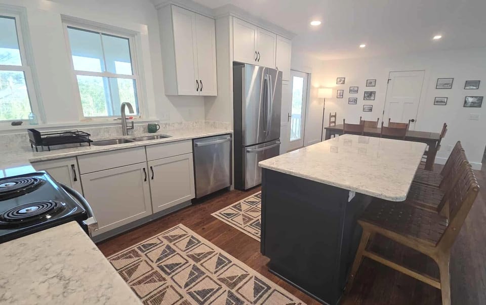 Kitchen (alternate view)