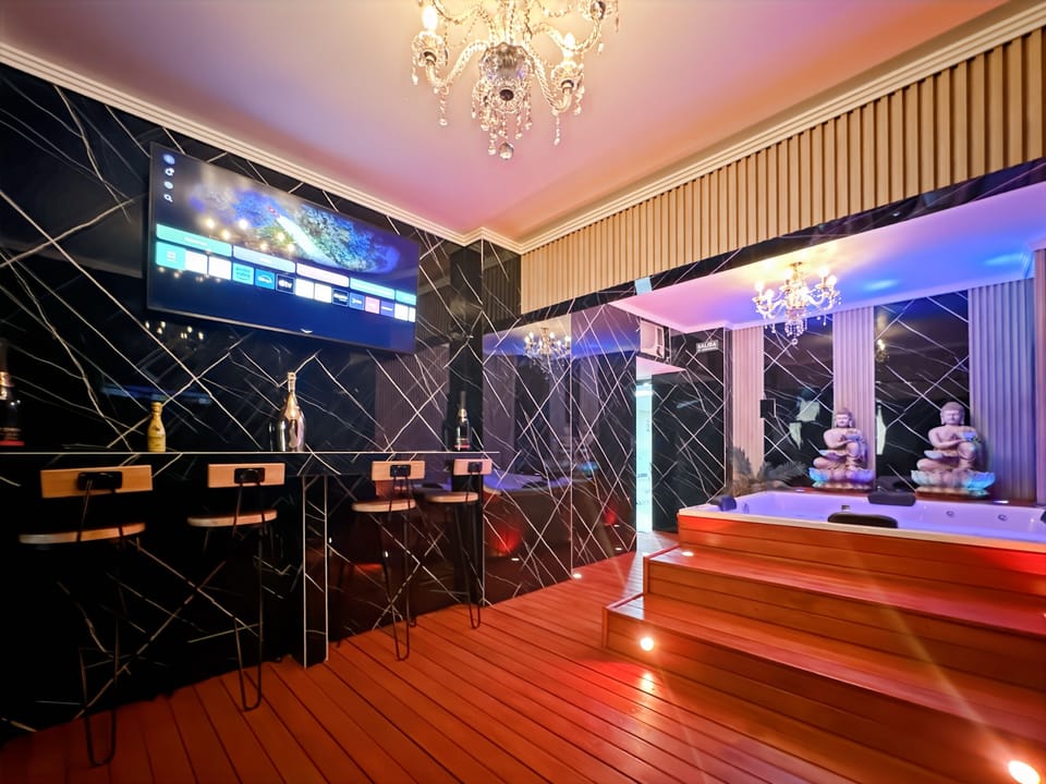 Apartment, 1 Bedroom, City View | Living room