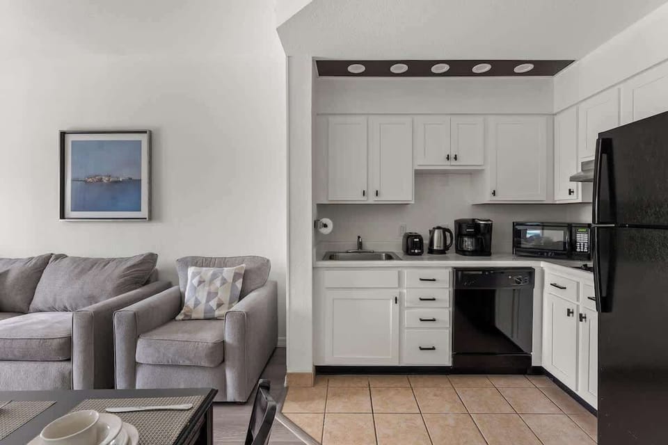 Apartment (1 Bedroom) | Private kitchen | Microwave, oven, highchair, blender