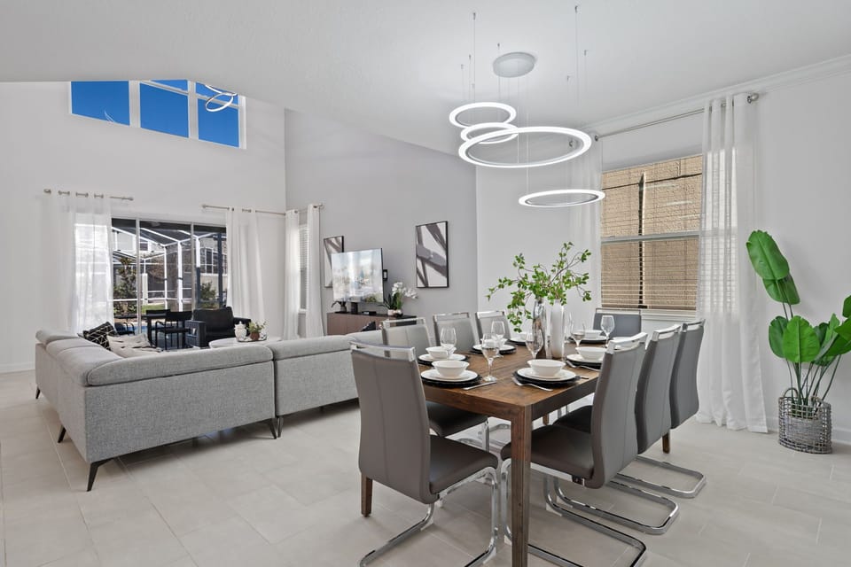House (5 Bedrooms) | Living area | 50-inch Smart TV with cable channels