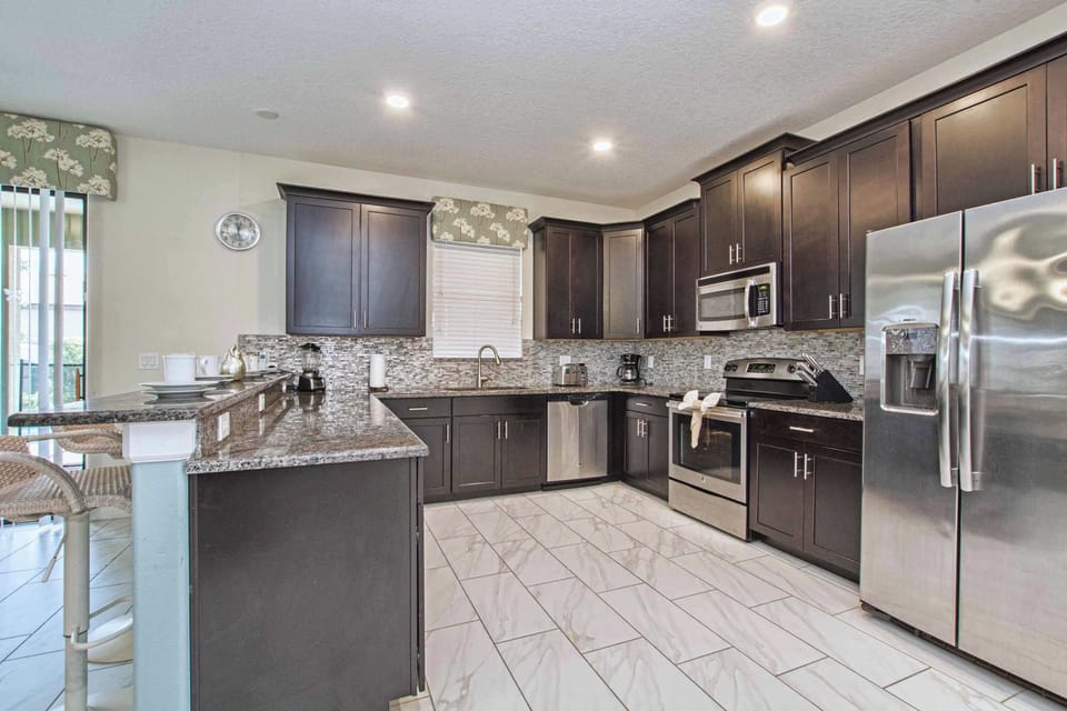 House (Multiple Bedrooms) | Private kitchen | Microwave, oven, highchair, blender