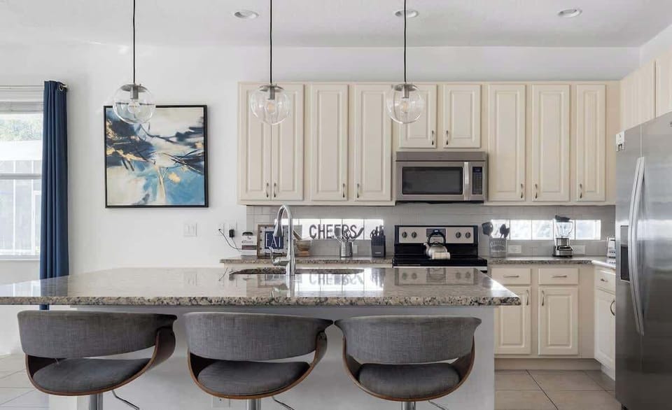 House (5 Bedrooms) | Private kitchen | Microwave, oven, highchair, blender