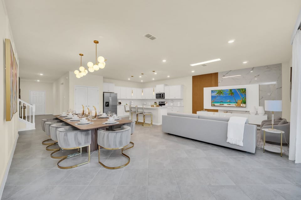 House (Multiple Bedrooms) | Living area | TV
