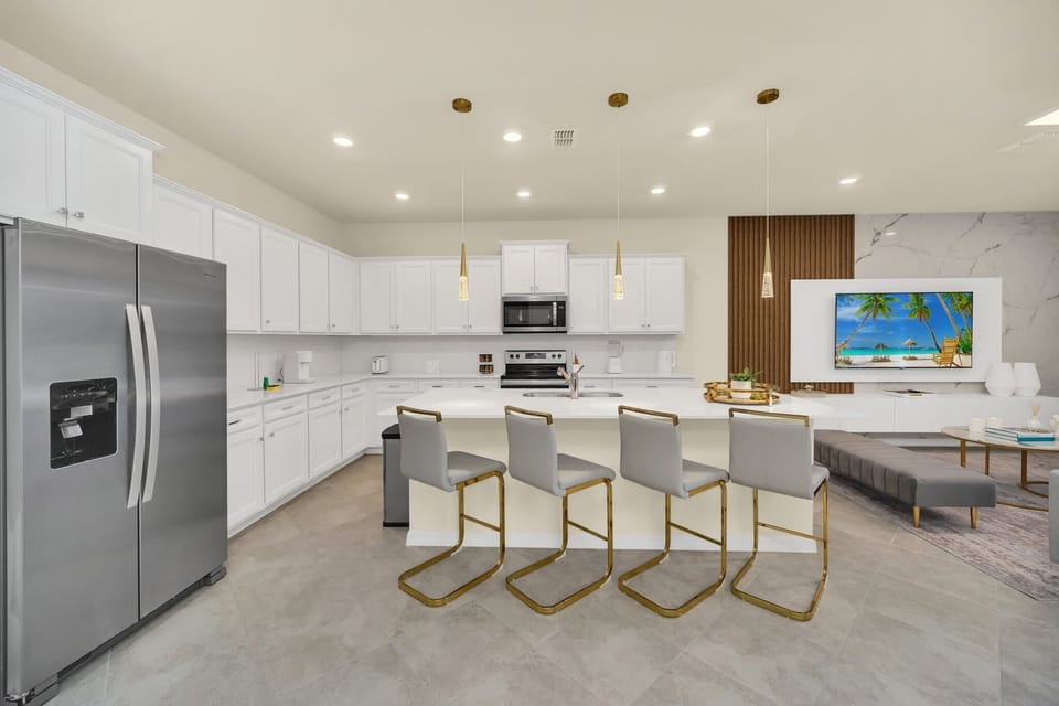 House (Multiple Bedrooms) | Private kitchen | Microwave, oven, highchair, blender