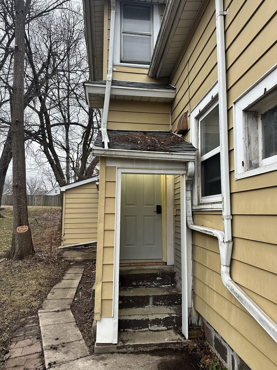 Private side entrance to upstairs apartment