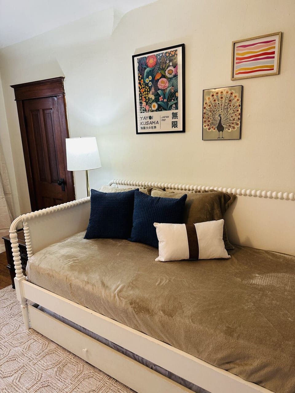 Living room with Daybed and trundle