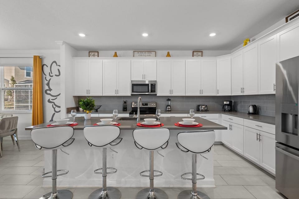 House (6 Bedrooms) | Private kitchen | Microwave, oven, highchair, blender