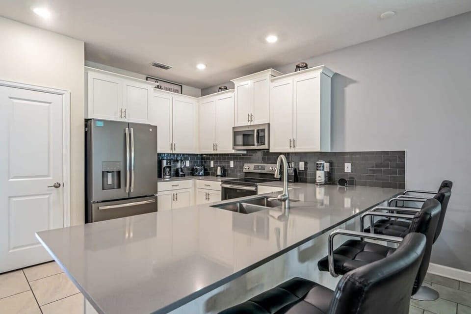 House (Multiple Bedrooms) | Private kitchen | Microwave, oven, highchair, blender