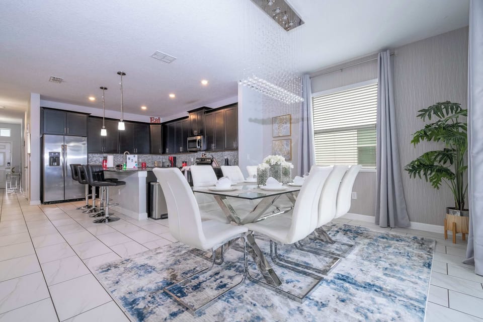House (6 Bedrooms) | Living area | 50-inch Smart TV with cable channels