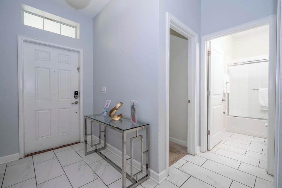 House (6 Bedrooms) | Bathroom | Bathtub, towels, soap, shampoo