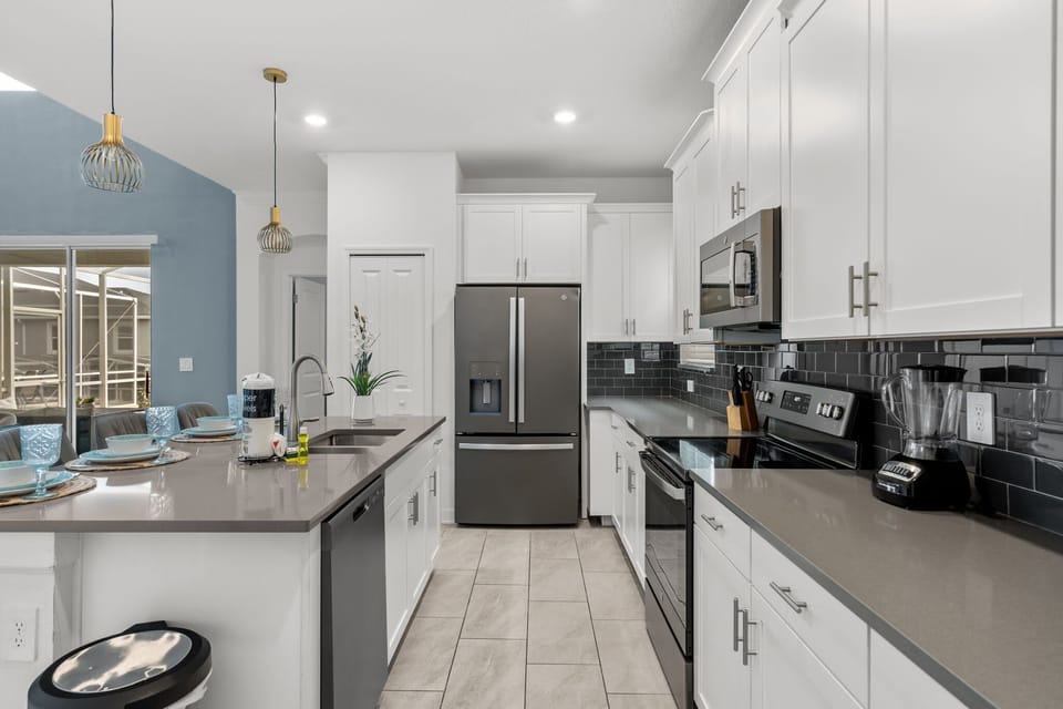 House (5 Bedrooms) | Private kitchen | Microwave, oven, highchair, blender
