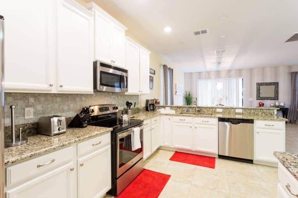 House (5 Bedrooms) | Private kitchen | Microwave, oven, highchair, blender