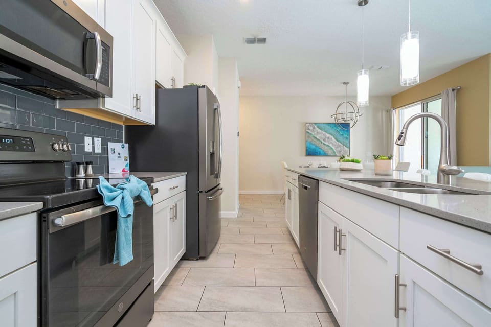 Villa (4 Bedrooms) | Private kitchen | Microwave, oven, highchair, blender