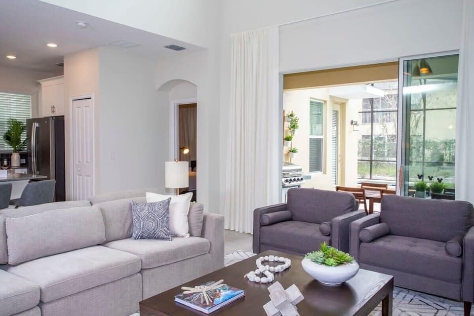 House (5 Bedrooms) | Living area | 50-inch Smart TV with cable channels