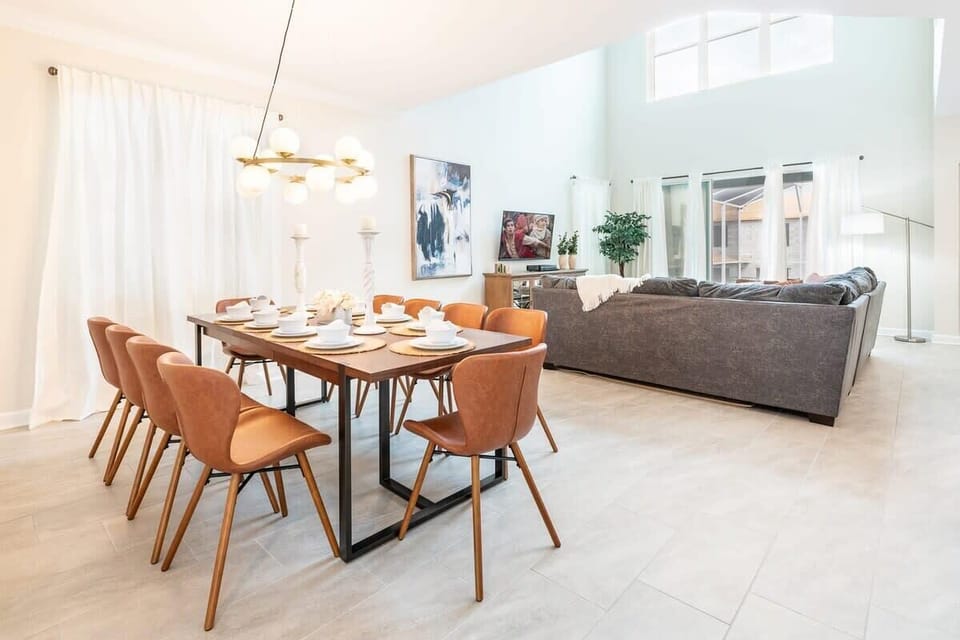House (5 Bedrooms) | Living area | 50-inch Smart TV with cable channels