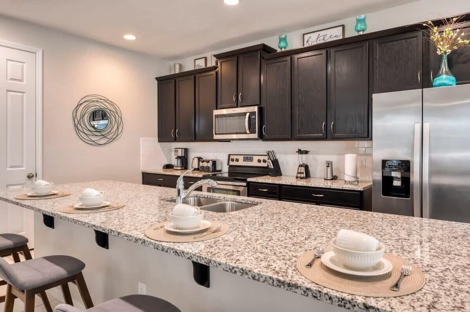 House (6 Bedrooms) | Private kitchen | Microwave, oven, highchair, blender