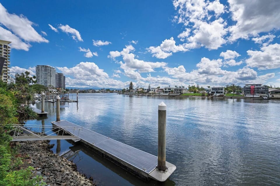 Set right on the water’s edge, this complex includes a pontoon providing convenient access to the river.