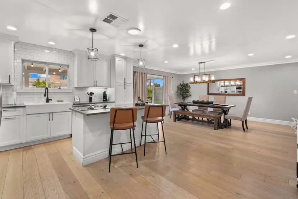 Stainless appliances meet desert‑modern finishes; toss a salad, shake a margarita, and serve straight to the patio through sliding doors.