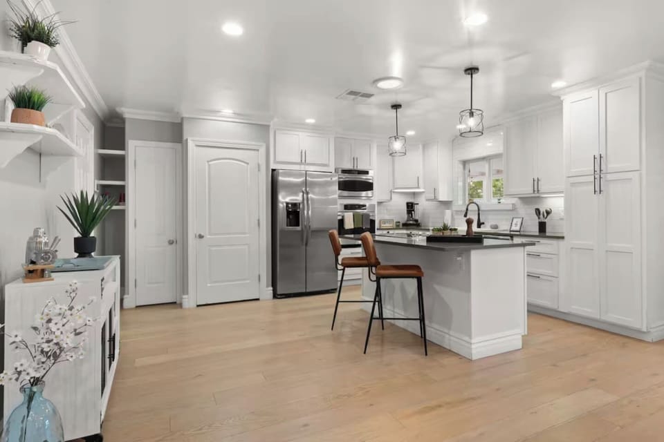 Morning aroma to midnight snacks: generous pantry, ice‑cold fridge, and bar‑stool seating for the cheer squad.