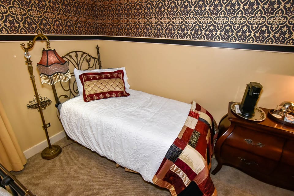 Tub Room luxury twin bed