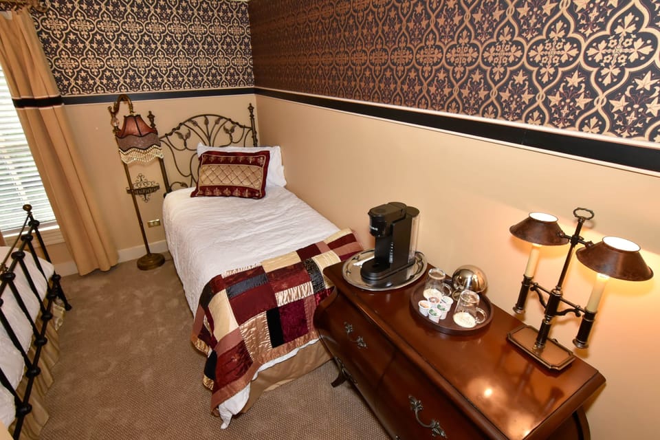 Tub Room luxury twin bed