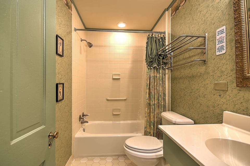 Peddler's Pad Bathroom Tub and Shower