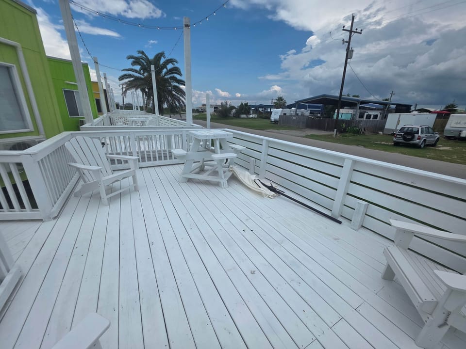 Huge deck for hanging out!