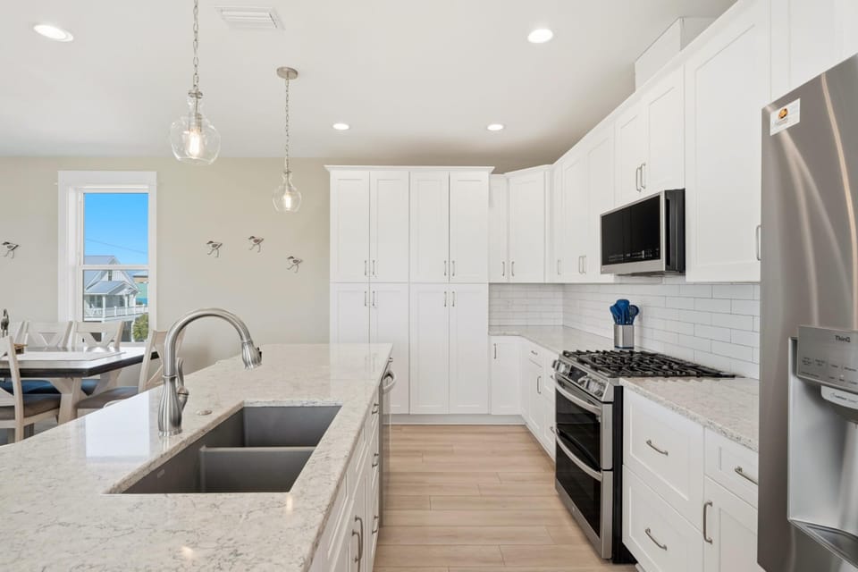 House (4 Bedrooms) | Private kitchen | Full-size fridge, microwave, oven, coffee/tea maker