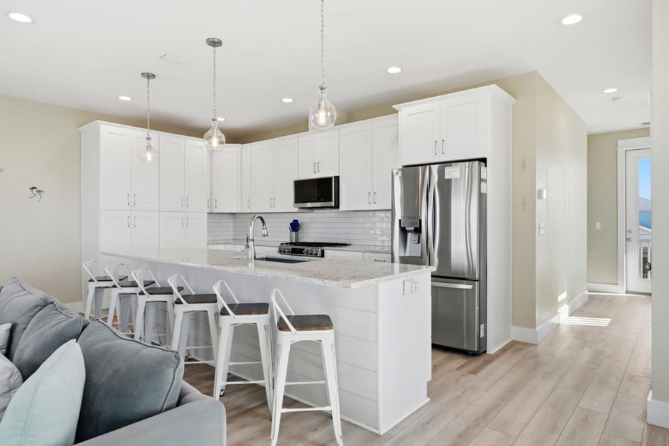 House (4 Bedrooms) | Private kitchen | Full-size fridge, microwave, oven, coffee/tea maker