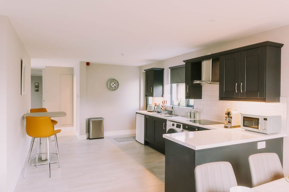 Fully equipped kitchen with breakfast bar