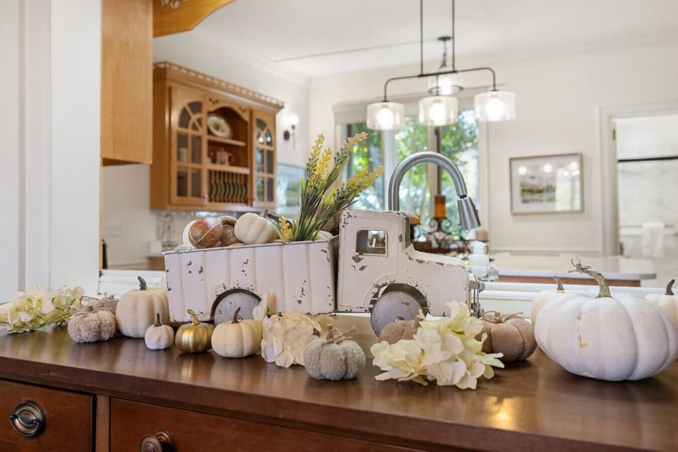 Charming kitchen décor with rustic accents | Warm and inviting centerpiece