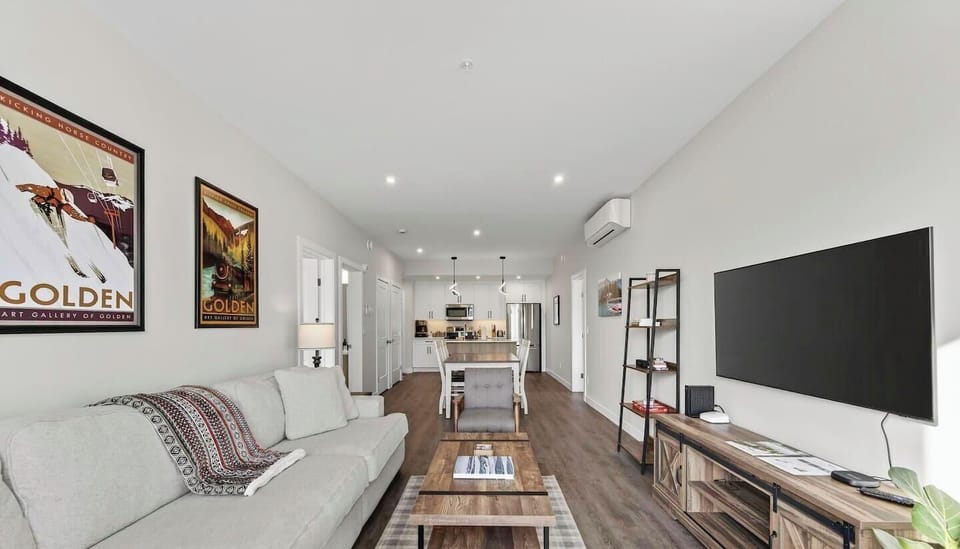 Stunning open-plan layout seamlessly connecting the living room, dining area, and fully equipped kitchen — a spacious, modern Golden, BC vacation rental perfectly designed for families and groups visiting Kicking Horse Mountain Resort.