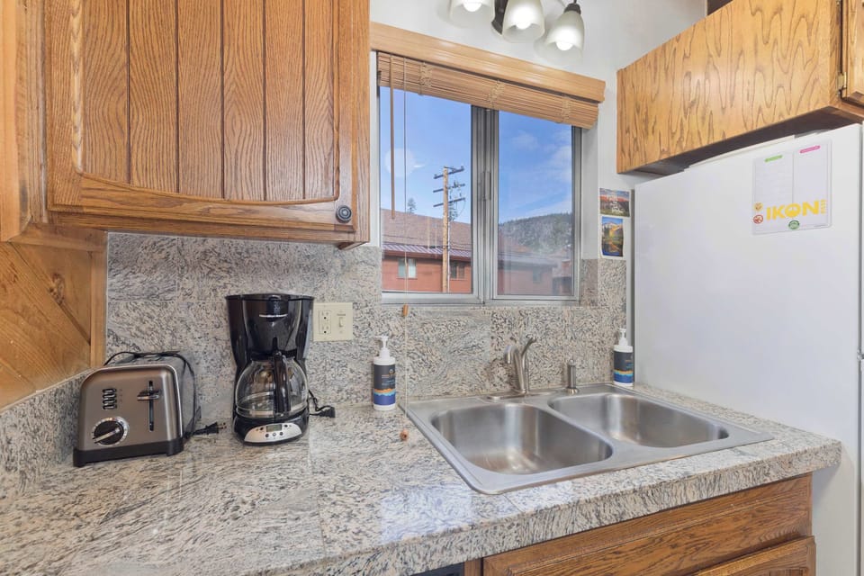Make meals easy! Full kitchen, granite counters, all appliances.
