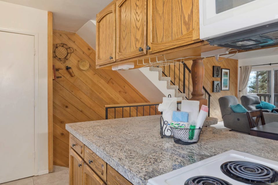 Make meals easy! Full kitchen, granite counters, all appliances.