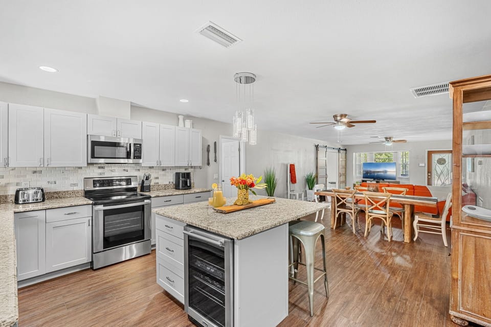 Fully equipped kitchen with everything you need to make your favorite meals!