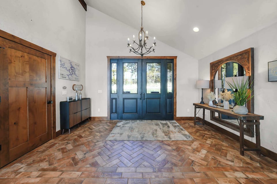 Spacious, welcoming, and full of charm, this entryway is basically giving you a high-five as you start your getaway.