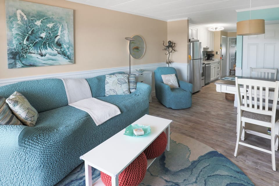 Coastal-chic condo with bright open layout, modern kitchen & comfy seating