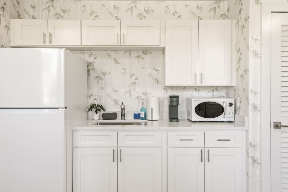 Well-equipped kitchenette.