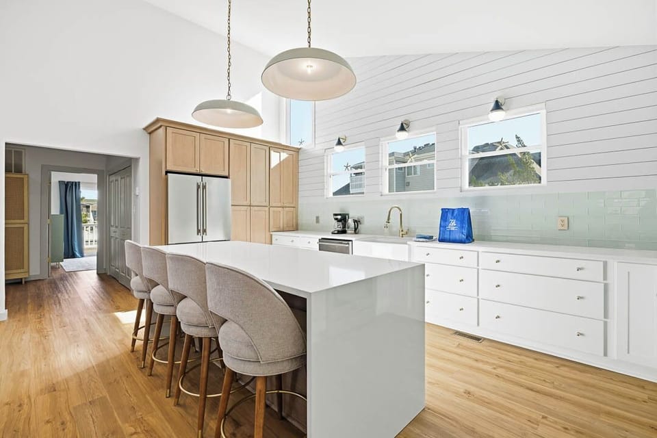 Mid-Level Kitchen with Bar (seats 4)