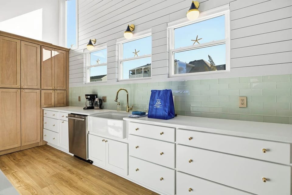 Mid-Level Kitchen with Bar (seats 4)