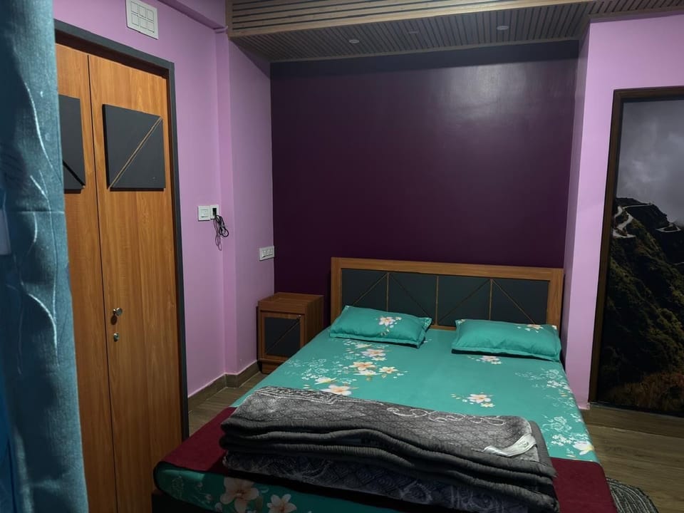 Deluxe Double Room, Mountain View | Desk, free WiFi