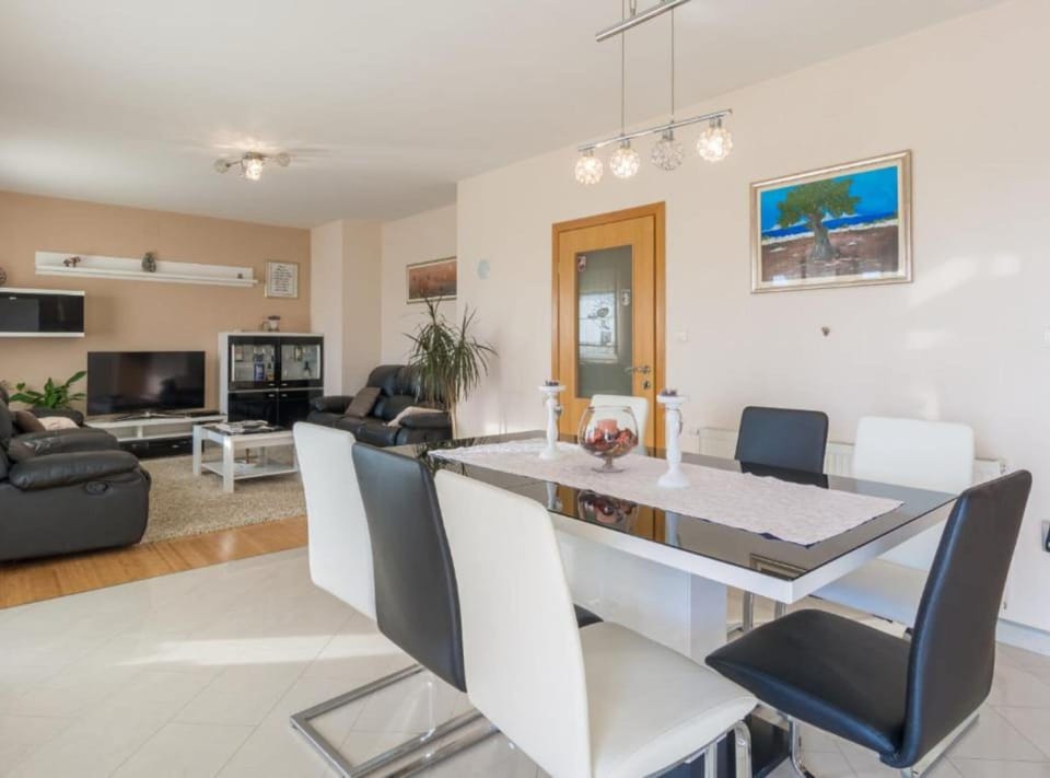House (Six Bedroom Holiday House With Pool) | Property amenity