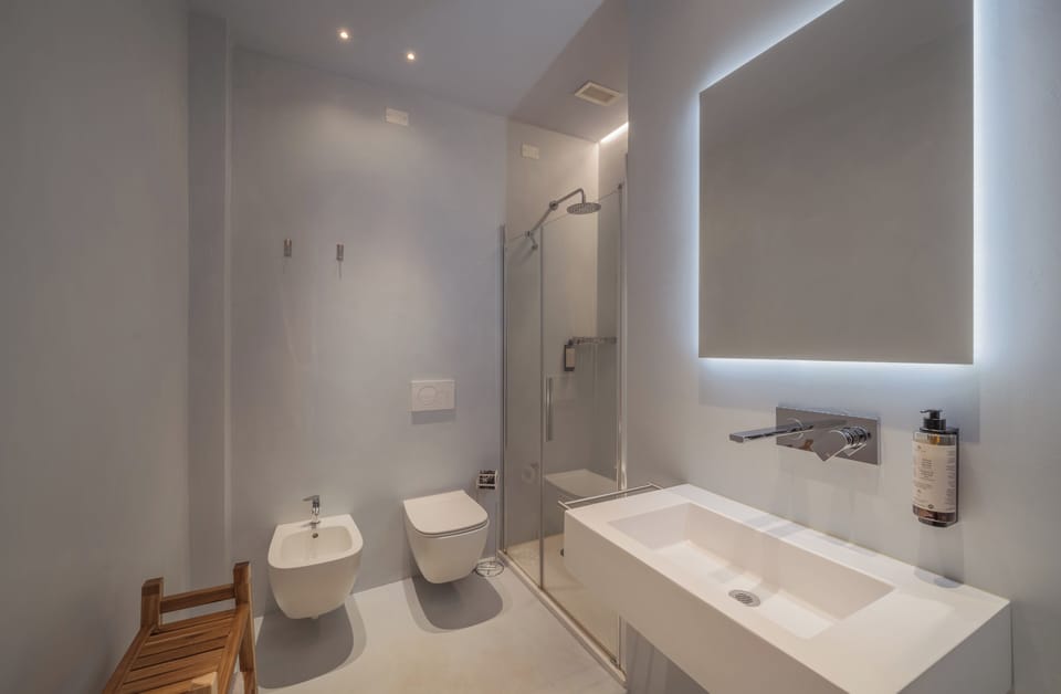 Camera Matrimoniale con Bagno Privato | Bathroom | Shower, hair dryer, bathrobes, towels