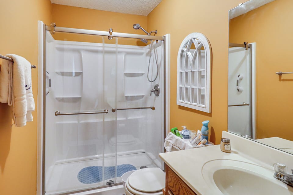 En-Suite Bathroom | Towels & Linens Provided