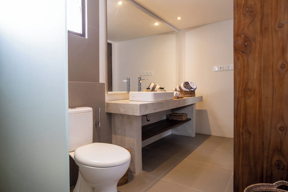 Superior Studio, 1 King Bed, Pool View | Bathroom | Shower, free toiletries, hair dryer, bathrobes