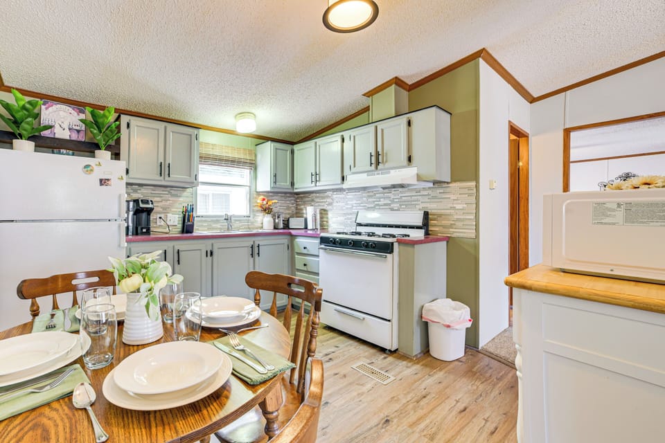 Kitchen | Stove/Oven | Dining Table | Dishware/Flatware