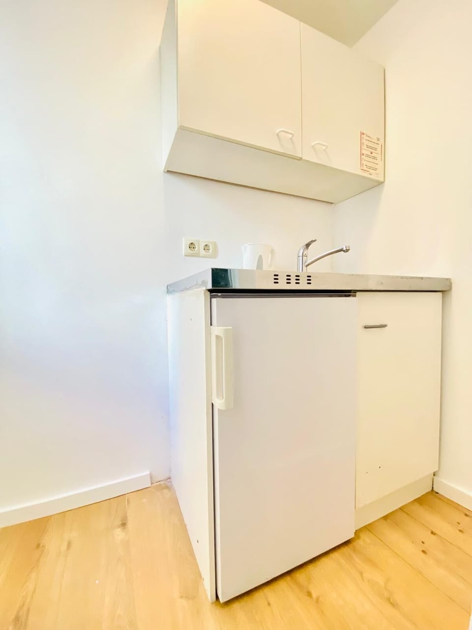 Basic Apartment | Private kitchenette | Fridge, stovetop